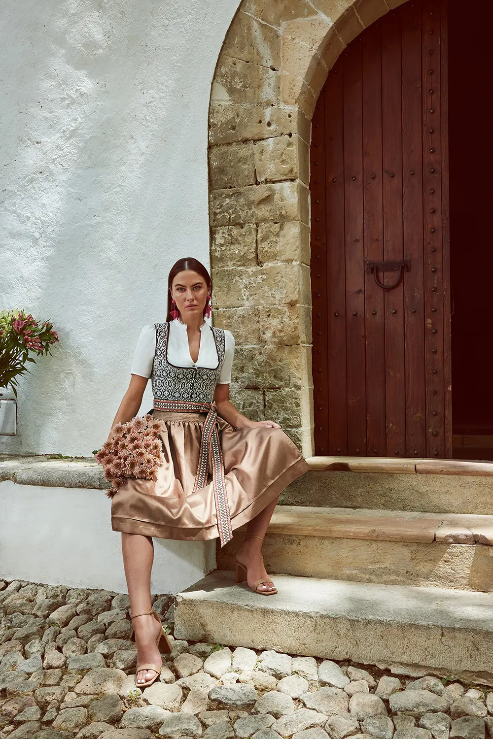 Trachtenjacke über einem Dirndl
