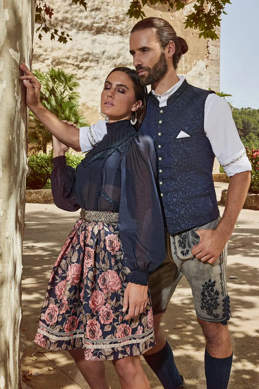 Zwei Dirndl in Rosé und Naturweiß
