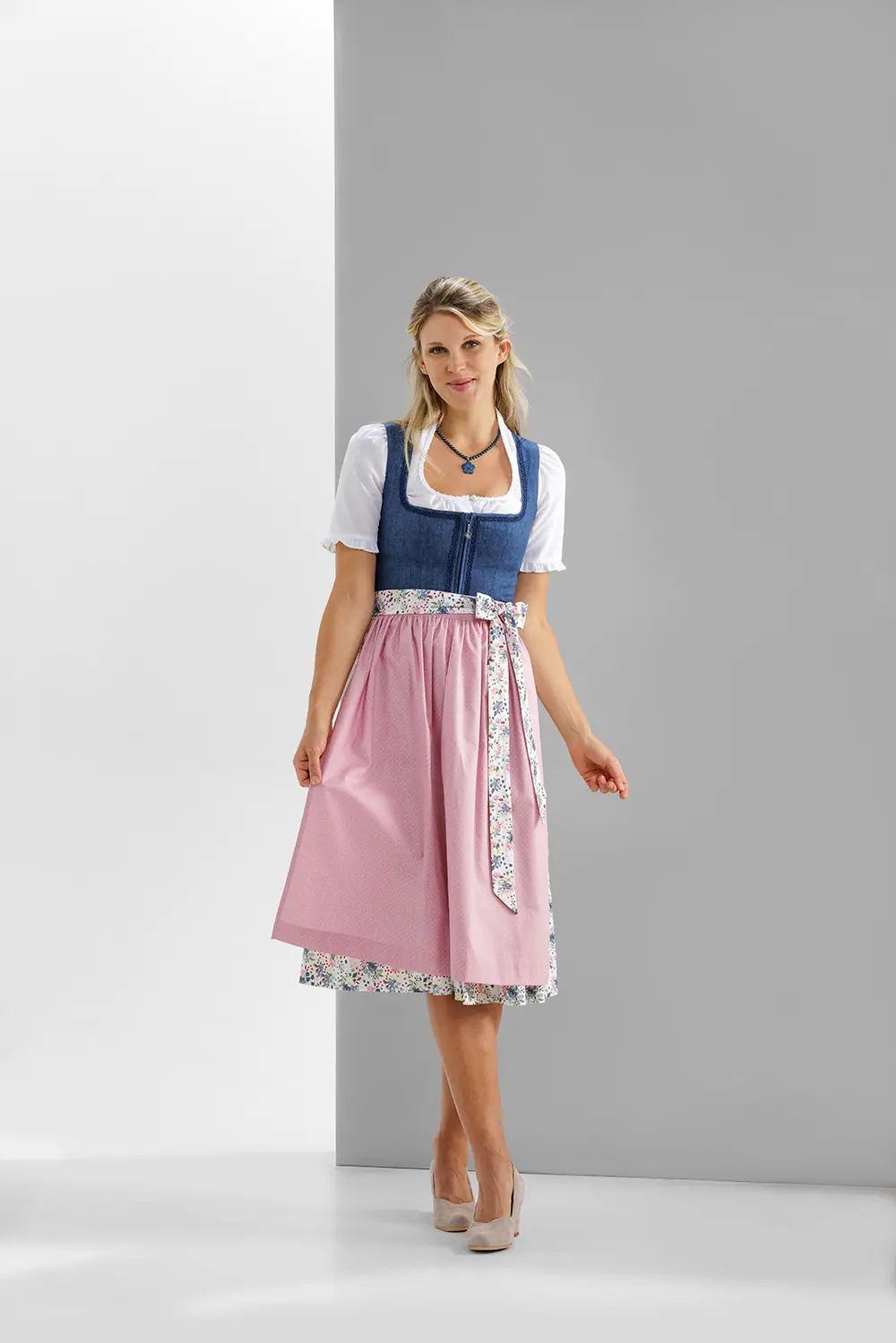 Trachtenbluse unter einem Dirndl, weiß mit Spitze