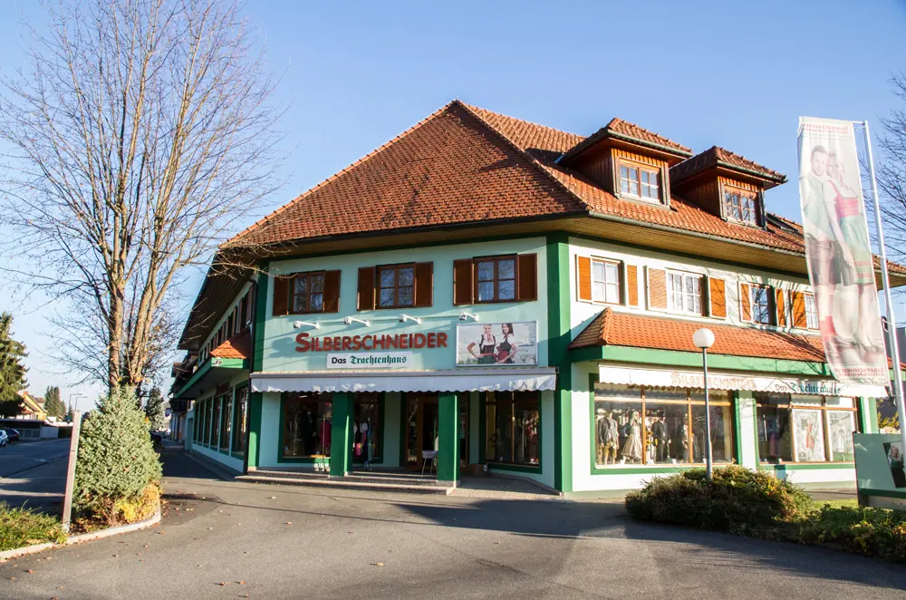 Das Trachtenhaus Silberschneider von der Straßenecke aus