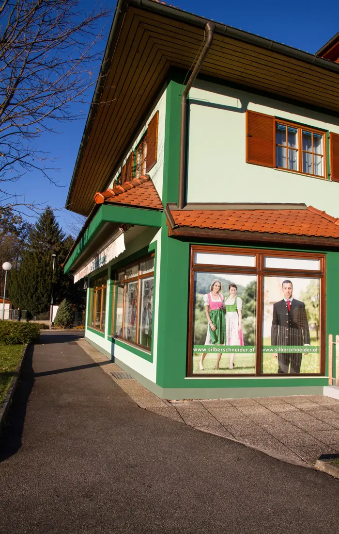 Das Trachtenhaus Silberschneider in der Grazer Straße in Deutschlandsberg — grüne Fassade mit Ziegeldach