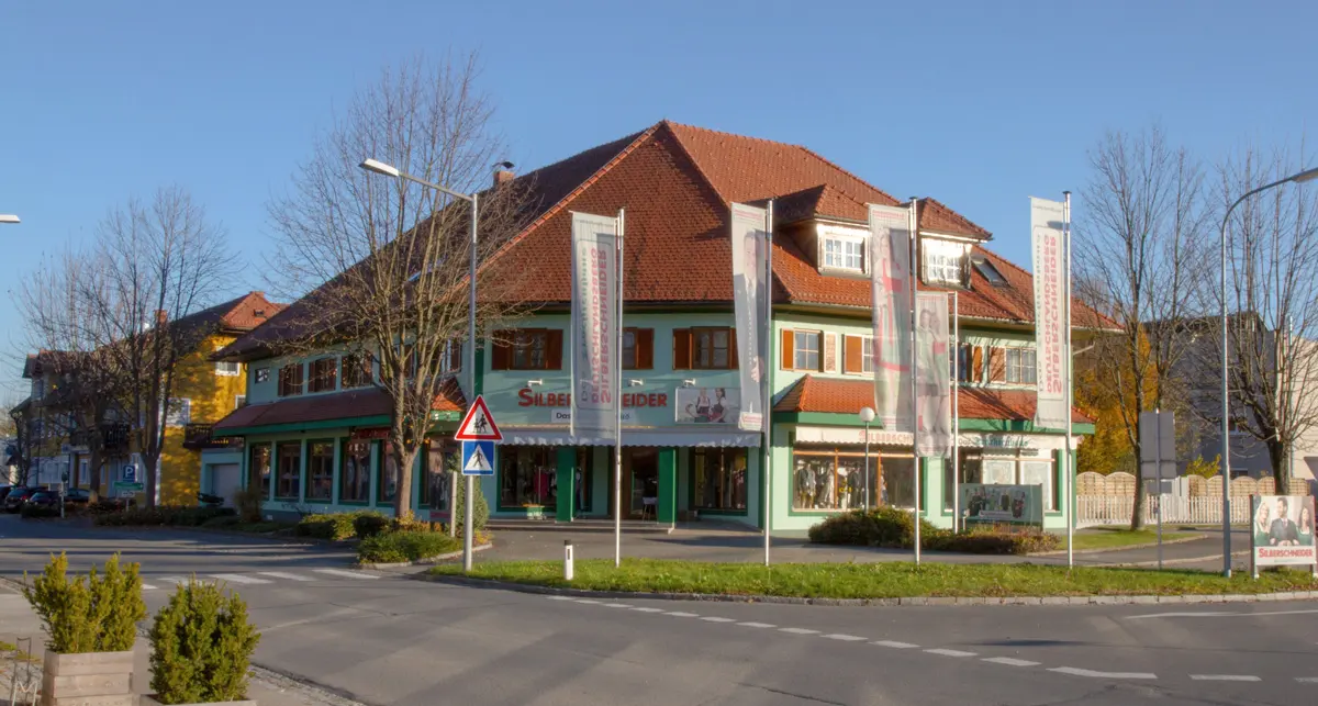 Das Trachtenhaus Silberschneider an der Grazer Straße, grüne Fassade mit Ziegeldach