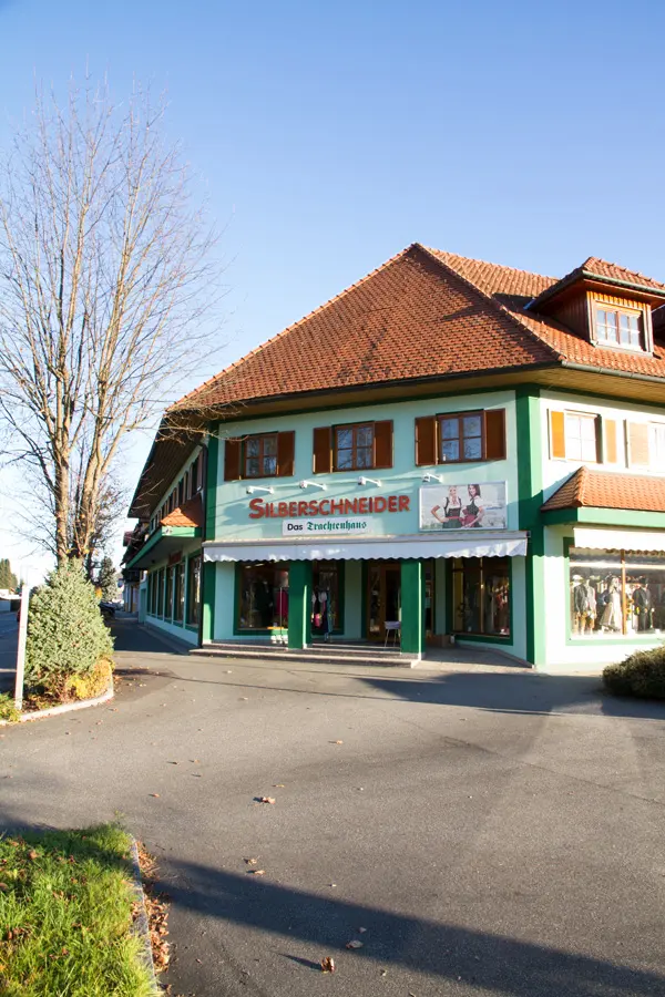 Der Eingang des Trachtenhauses mit den Kundenparkplätzen davor