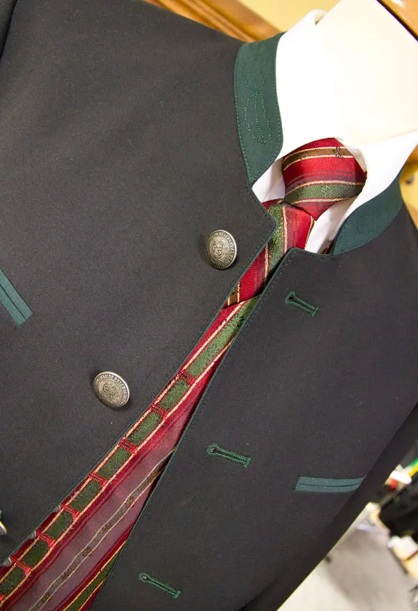 Trachtensakko mit Gilet und Hirschhornknöpfen, Detail