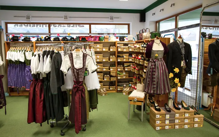 Blick in den Verkaufsraum: Dirndl und Trachtenkleider auf Stangen