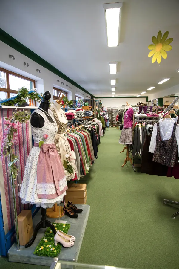 Dirndl und Schuhe im vorderen Verkaufsraum