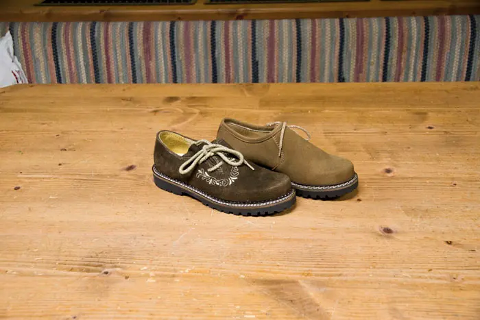 Trachtenschuh in Oliv auf Holztisch