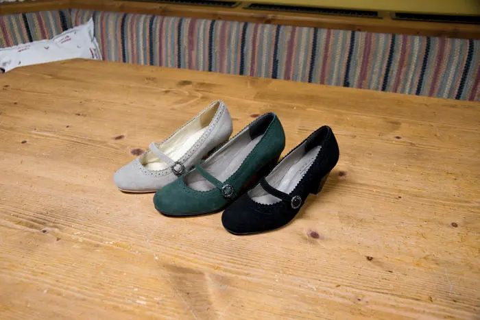Damen-Trachtenschuhe in Grün, Schwarz und Naturweiß
