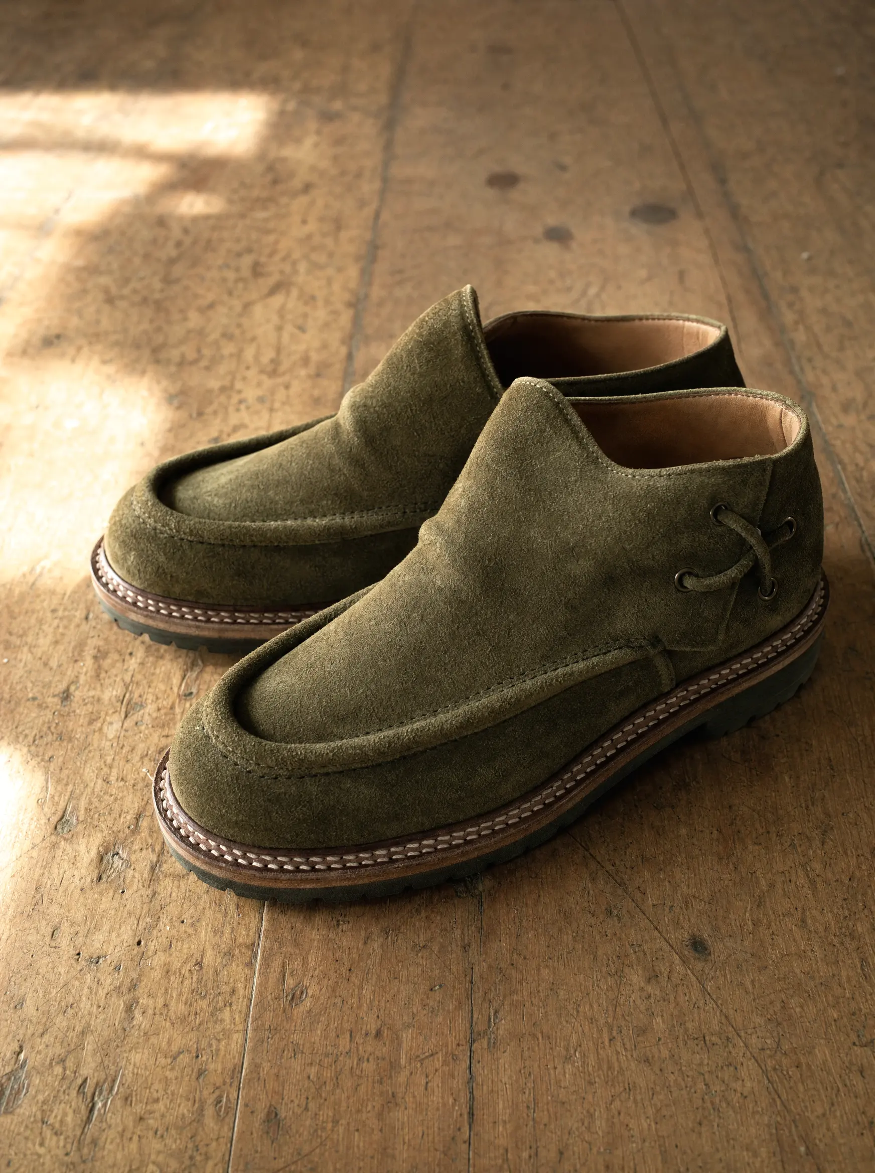 Haferlschuhe aus olivem Rauleder mit gedoppelter Sohle