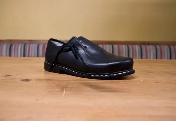Schwarzer Trachtenschuh mit Schnürung